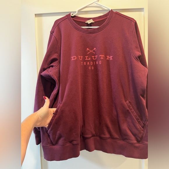 Plus size crew neck sweatshirt with a kangaroo pocket - Picture 2 of 3